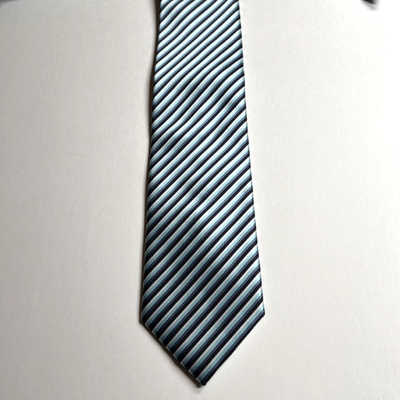 ๐3/$15 Giorgio Brutini Collezione Striped Blue and White Tie - Picture 1 of 7